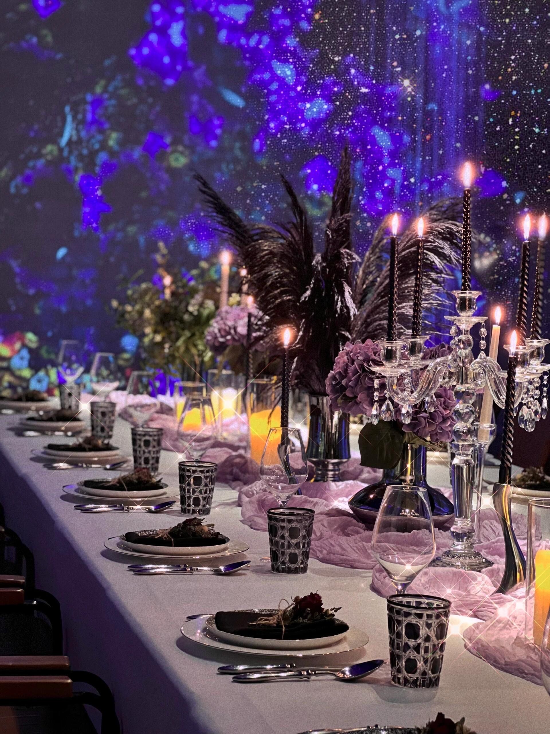 一场繁花与星空碰撞的长桌晚宴布置