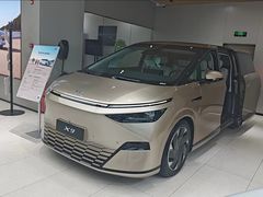 -小鹏汽车(上海静安大融城店)