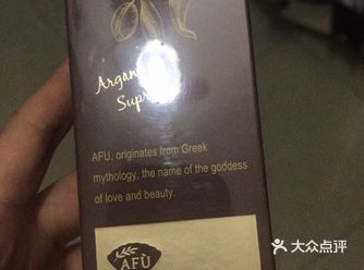 因为头发经常染烫，发质变得没有以前有光泽，显着毛躁不