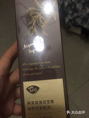 因为头发经常染烫，发质变得没有以前有光泽，显着毛躁不