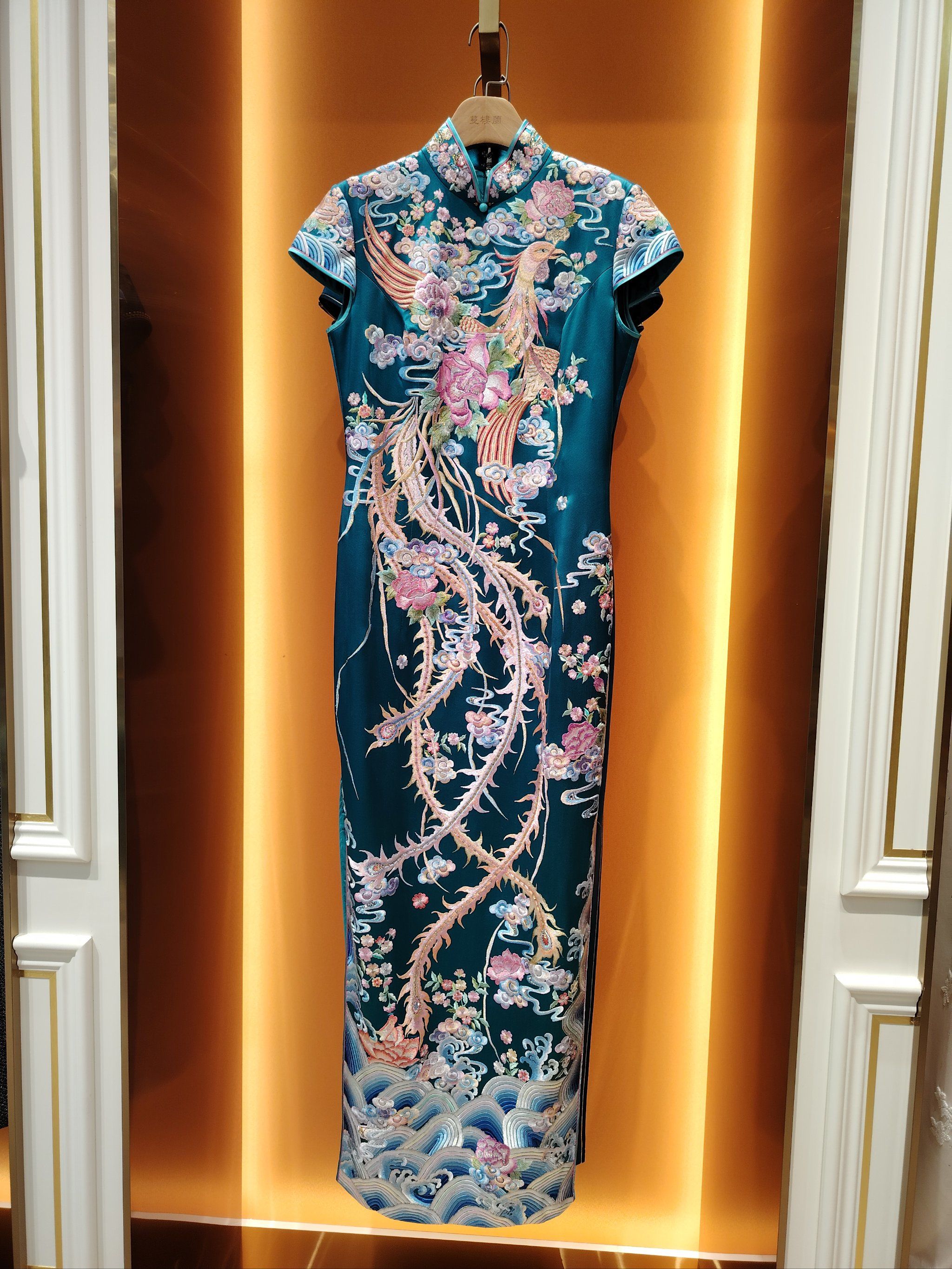 蔓楼兰旗袍都堪称一绝,是中国传统服饰中的瑰宝