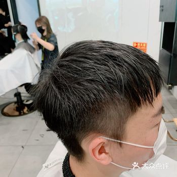 图一可以看出来头发的话，他会比较扁平，而且发质非常细