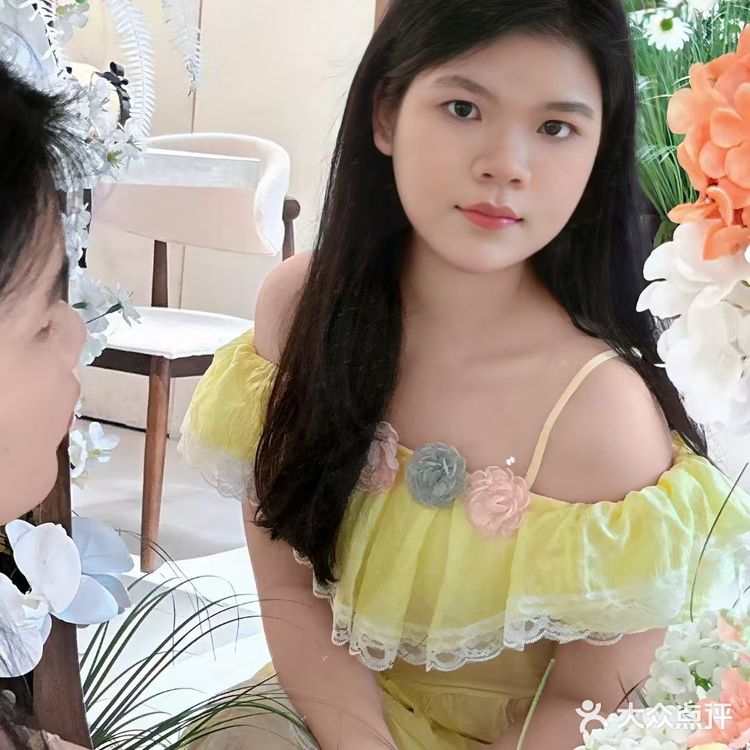 雨天偶遇｜被这家咖啡店的「花朵楼梯」美到了！