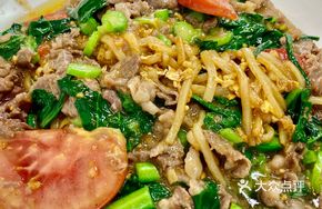 Stir-Fried Beef Rice Noodles with Mustard Greens