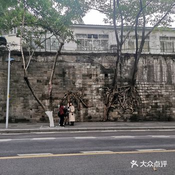 穿楼的轻轨,迷人的灯光。都是我记忆里的它