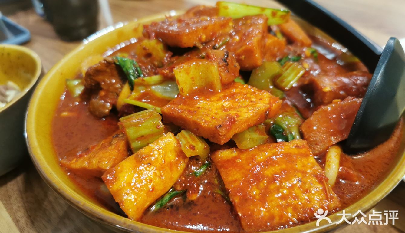新疆传统鸡肉炒米粉,秘制羊肉串,每次都吃到光盘