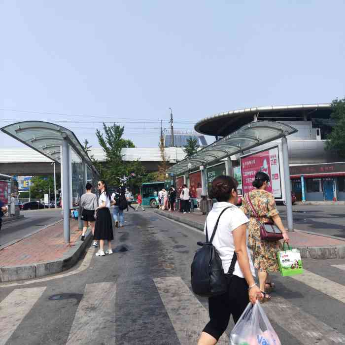 香炉礁(地铁站)-"香炉礁的轻轨站客流量很大,个人觉得除了火.