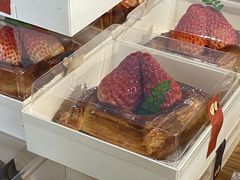 草莓可颂-怪 kafe.