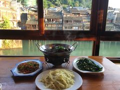 -临江餐馆二楼美食部落