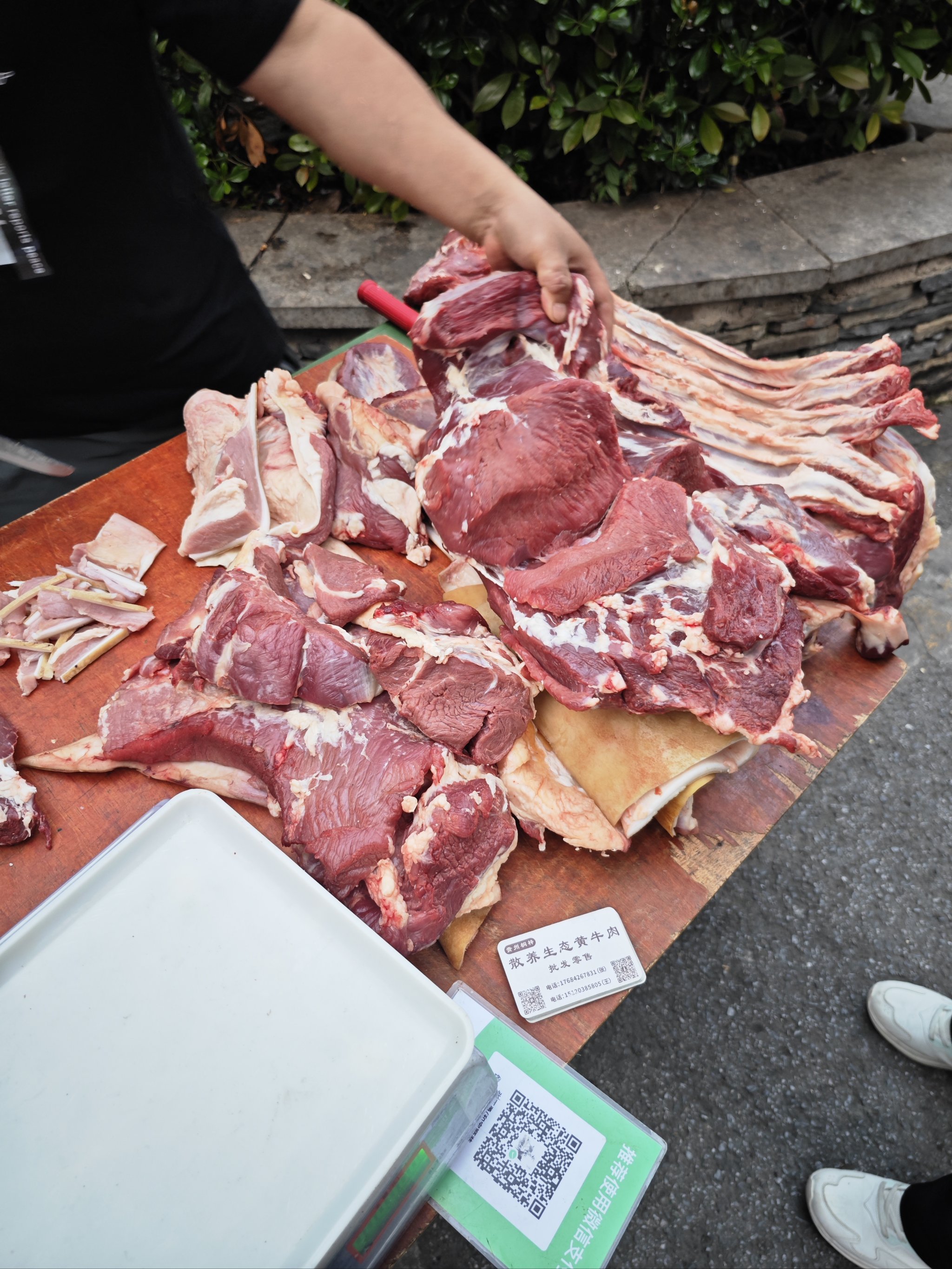 菜市场卖肉摊位多少钱(菜场摊位卖猪肉一年能赚多少)