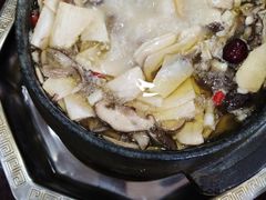 -绿色墨脱石锅城