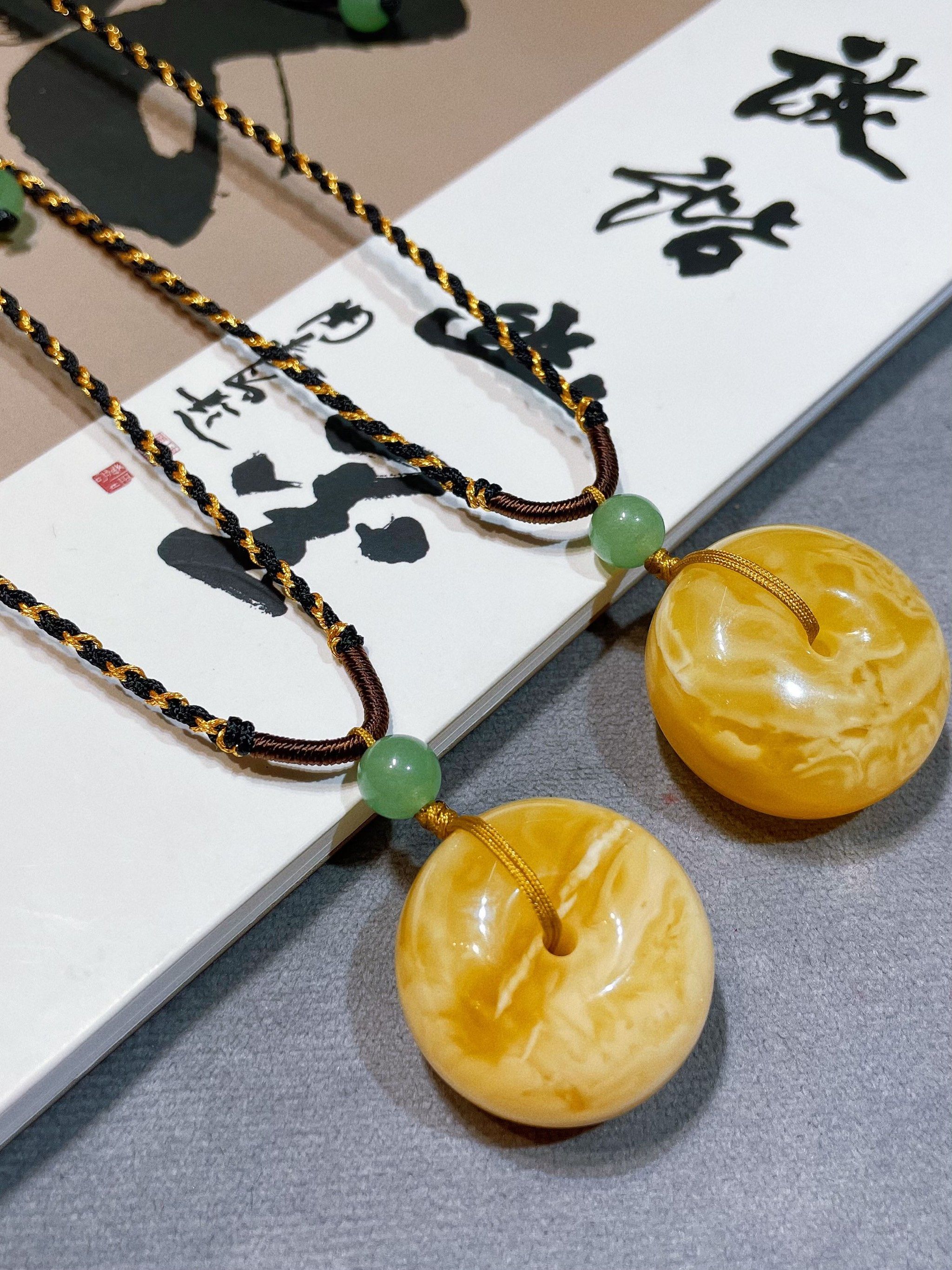 一对蜜蜡平安扣