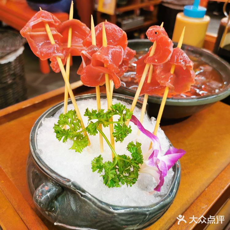 谭鸭血算是网红火锅店了，一直听说浦东世纪大道店要大排