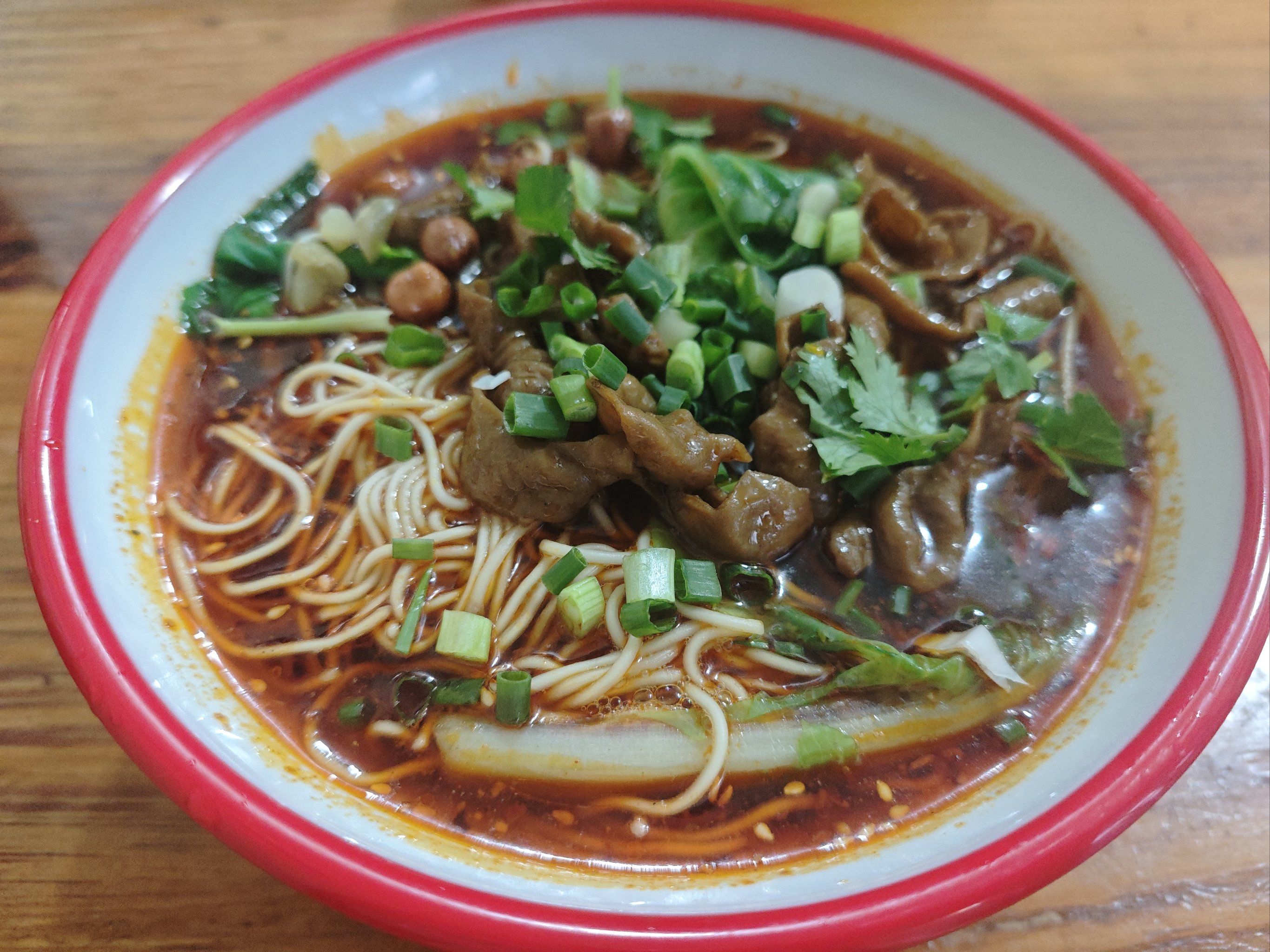 这家重庆小面的特色肥肠面太劲道了