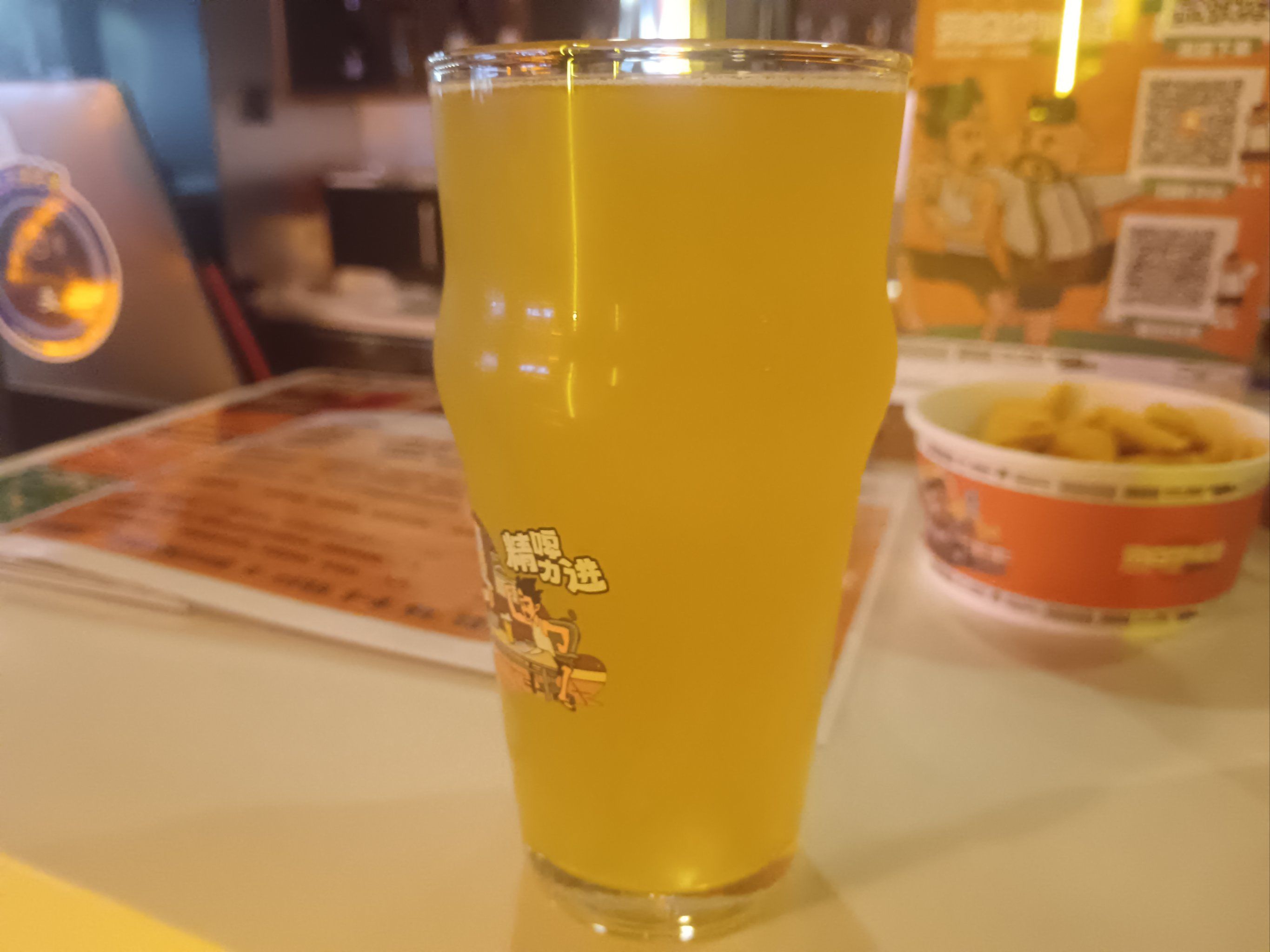 劳白沙啤酒,色泽清澈金黄,泡沫绵密持久.口感清新