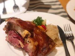 烤猪肘配酸菜土豆泥-兰特伯爵西餐厅·啤酒屋(方庄店)