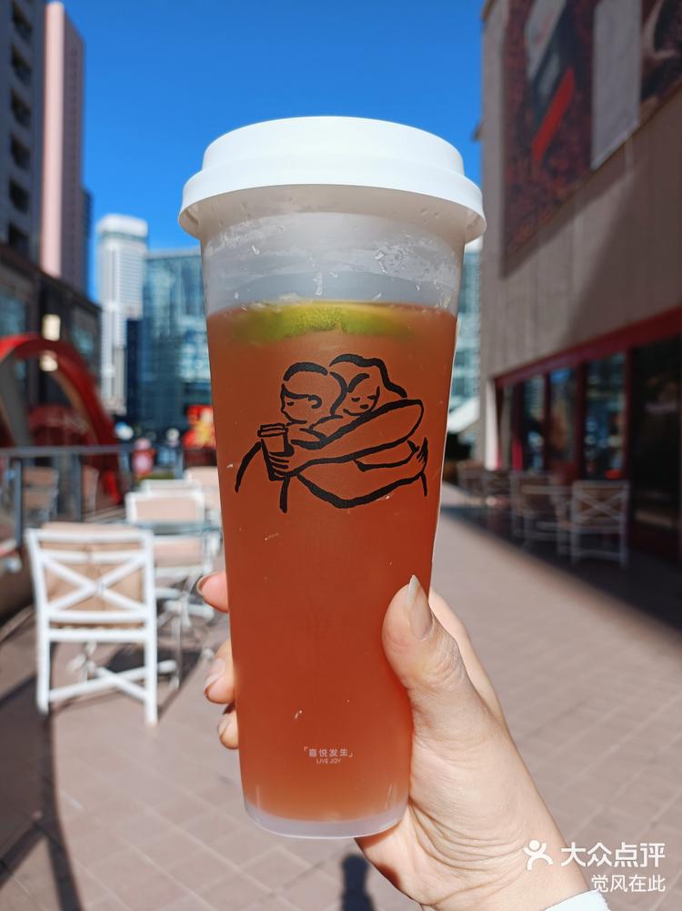 奶茶与柠檬茶干杯