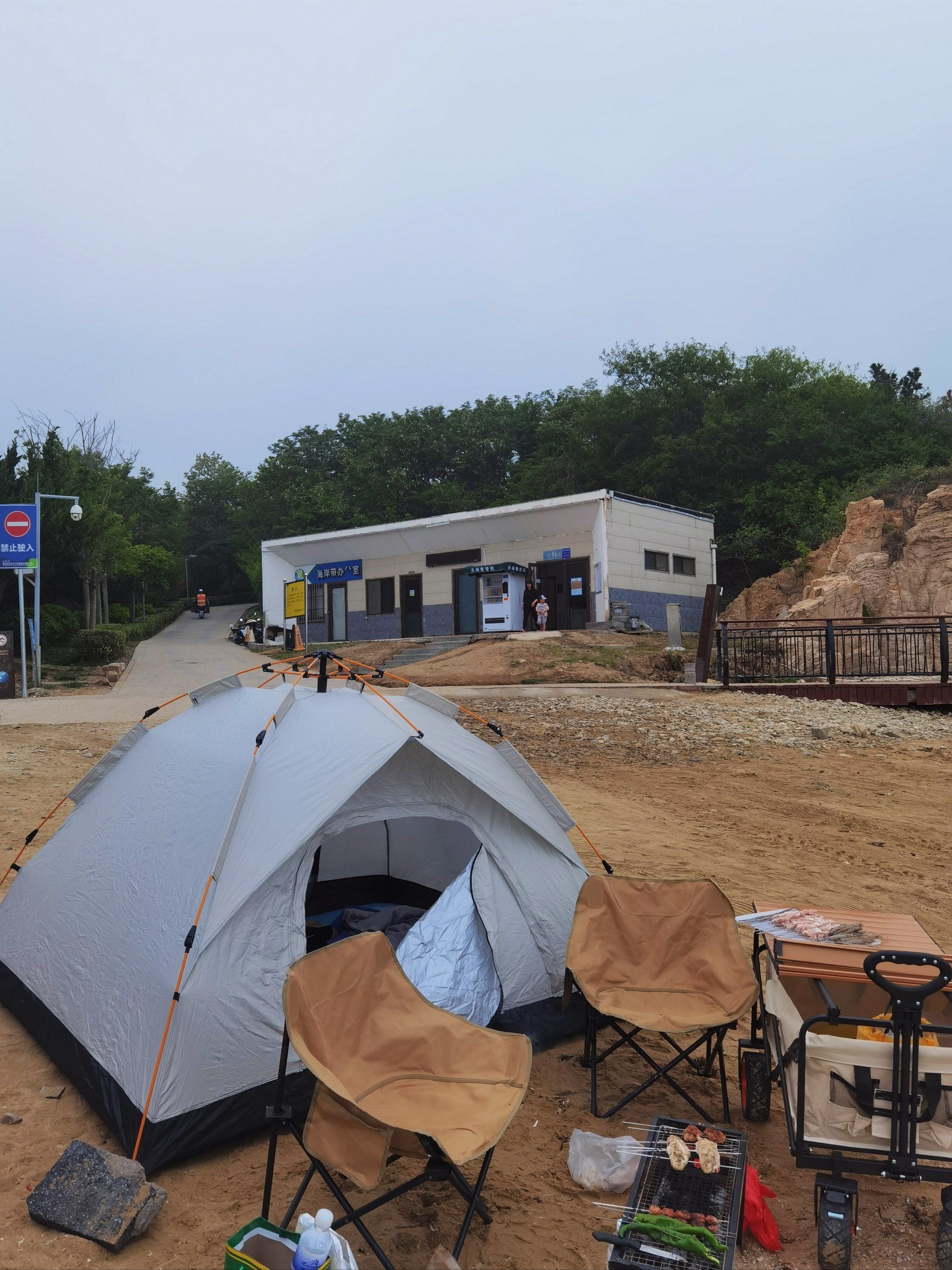 星空下的海边露营