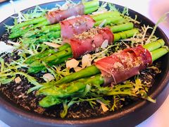 芦笋配帕尔马火腿和帕玛森芝士-香格里拉鱼跃地中海西餐厅·牛排披萨
