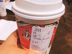 店旁边的茶颜悦色-盟重烧烤(东瓜山创始店)