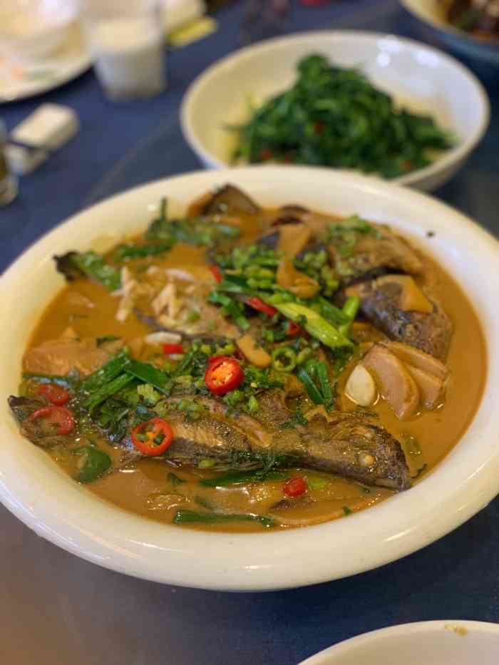 春田花花(瓶窑店)-"很有名的春天花花,二楼有一面墙 上面都是.