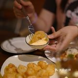 她在下腰 我在喝酒   