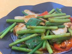 蒜苔炒生肠-天宝食坊·啫啫煲大排档(西华路店)