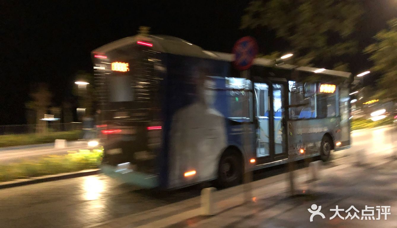 在街边酒吧要一杯酒，看着街上来来去去的人，都走的很悠闲