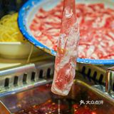 这碗鱿鱼脑花火锅面红油一淋香爆，吃不够