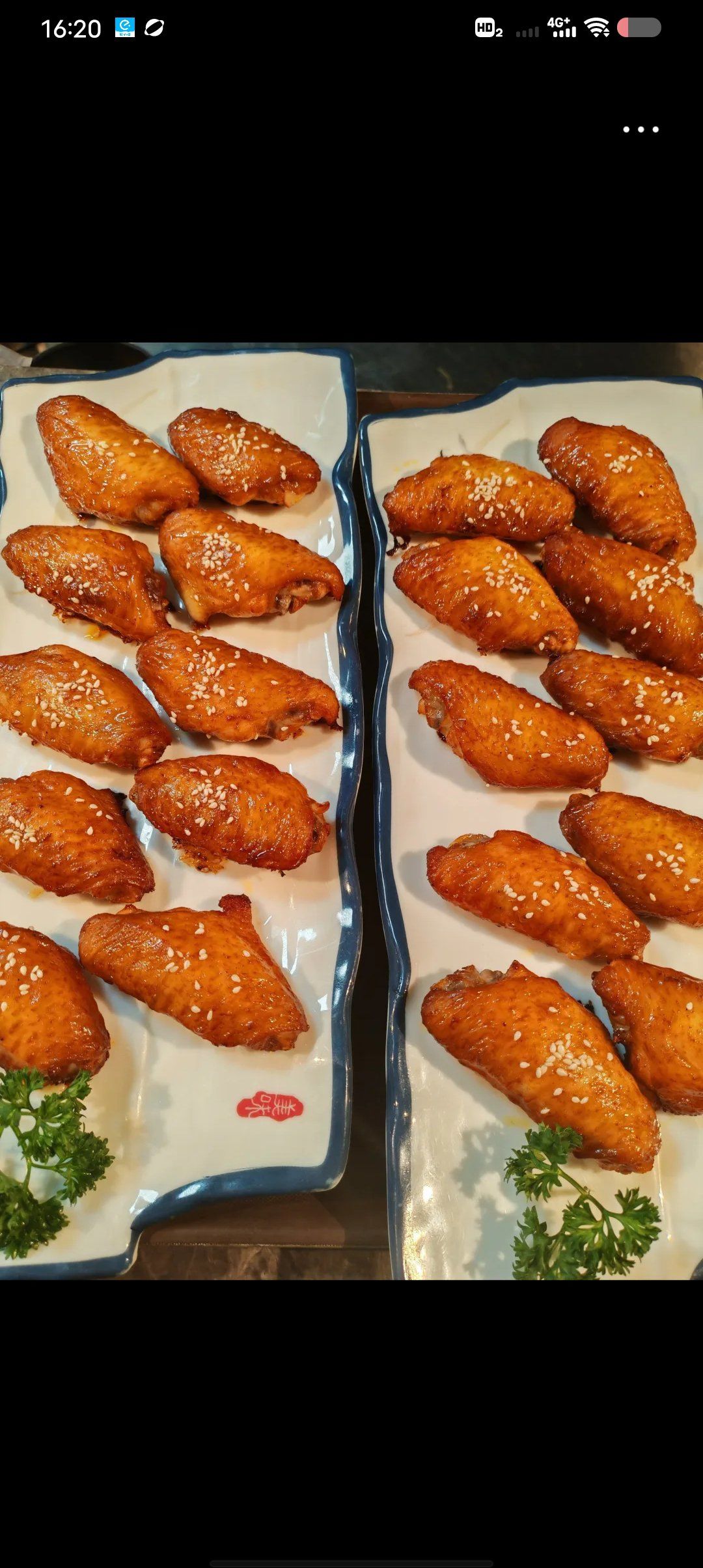 奥尔良味的烤鸡翅,肉质细嫩,香味扑鼻.摆盘精致