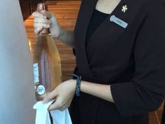 服务员开酒-广州四季酒店·意珍·意式自助餐