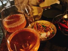 一楼酒吧调制的鸡尾酒-毛辣果·酸