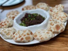 鲅鱼酱配石头饼-聚缘堂·海鲜私房菜(松岭路店)