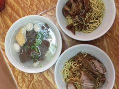 -松树干拌面店