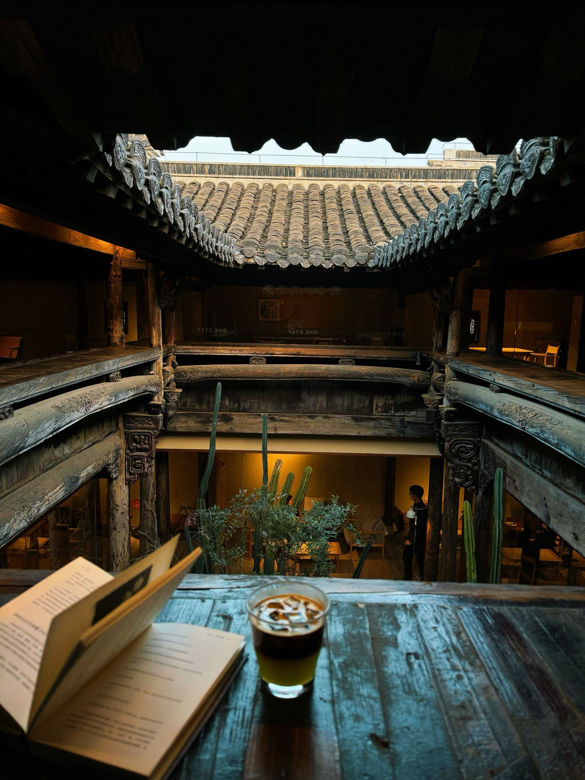 新来的小伙伴可能不知道,建筑分为两部分,两边都有天井,东为方,西为圆