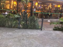 -茅草房·河畔园林火锅