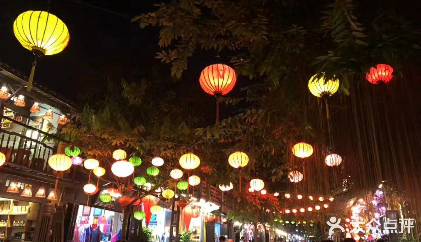 古城景区，欧洲游客很多