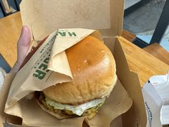 焦糖烤菠萝牛肉汉堡-魏斯理汉堡(西安西咸吾悦广场店)