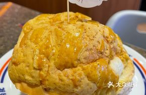 Signature Giant Pineapple Bun with Butter