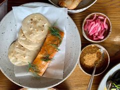 烟熏三文鱼配烤饺子皮和芥末籽酱-BOR Eatery(安福路店)