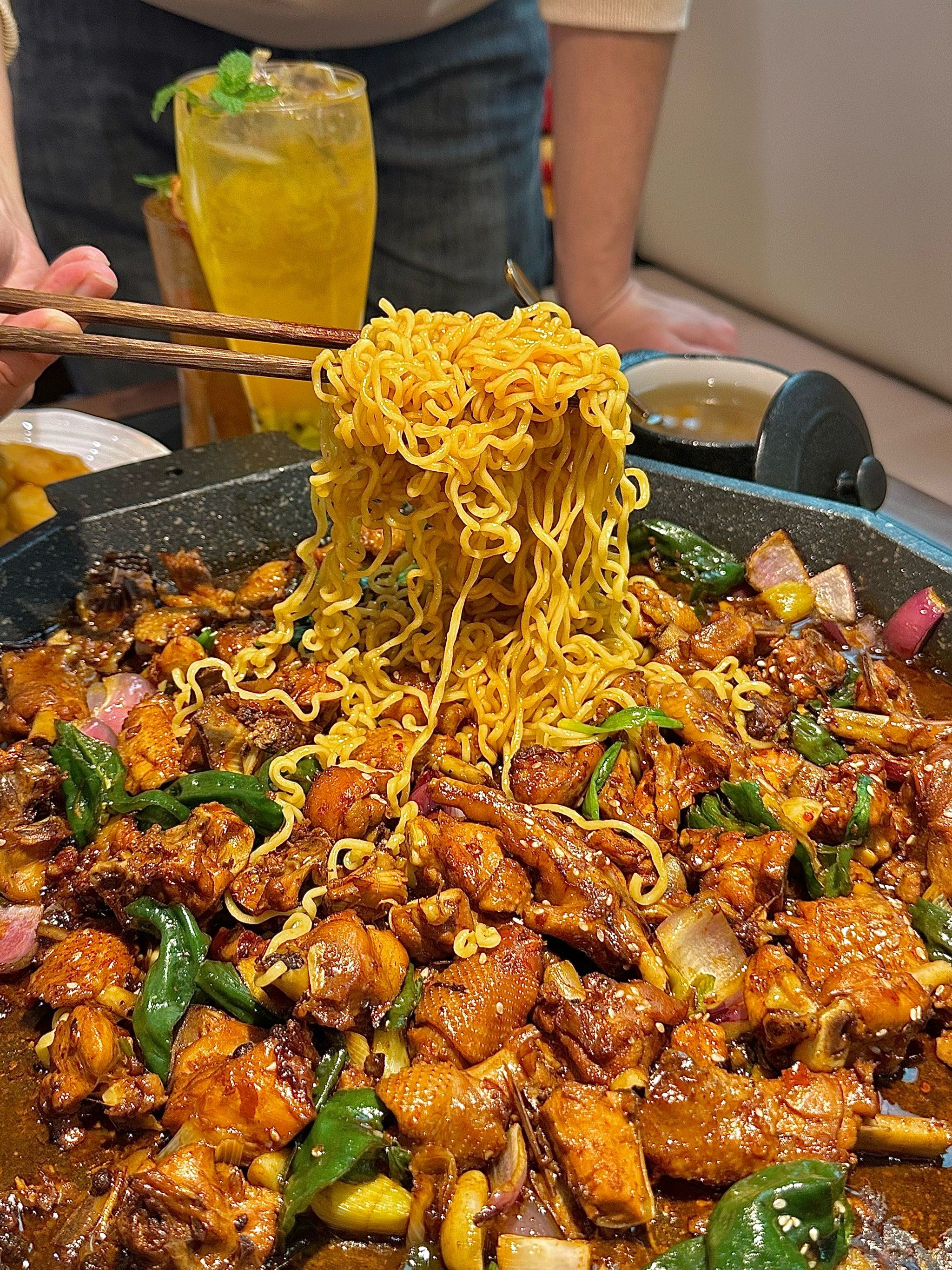 包头东河美食 铁板炒鸡也太香太辣啦!