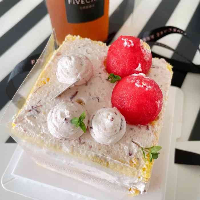 fivecake五克拉甜品-"第一次吃这样的盒子的蛋糕,据说还是挺网红.