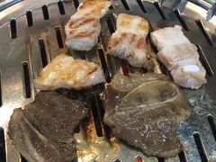 厚切猪肉-·缸桶屋·韩式牛肋条自助烤肉(西湖D11店)