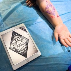 手臂-怪咖纹身刺青