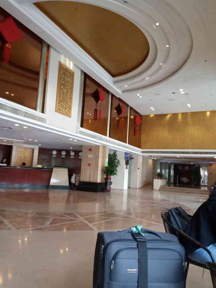 华冠大酒店-"交通便利,走几步就是客运站,酒店外观大气.