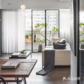 今日分享现代简约,阳台的清新,透过玻璃充满了全屋!
