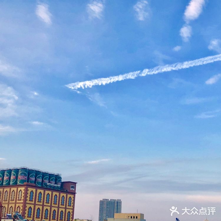 青岛今天的傍晚美的不要不要的，天空中漂浮着白云