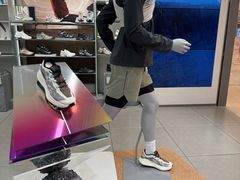 -SALOMON萨洛蒙(长沙国金街店)