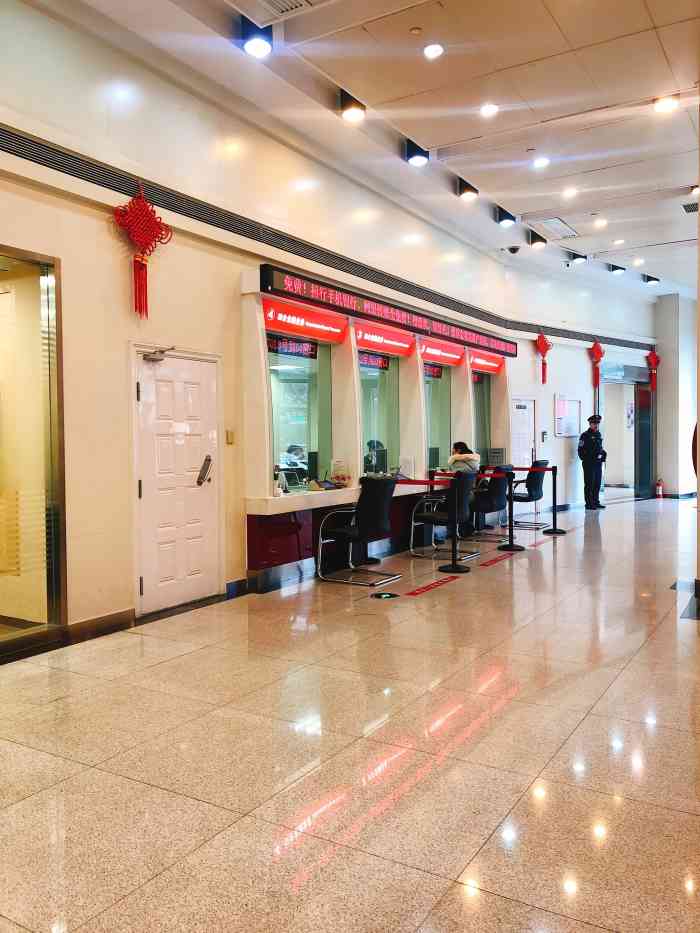 招商银行(澳门广场店)-"在附近等人 天气太冷了 然后就在他家里面.