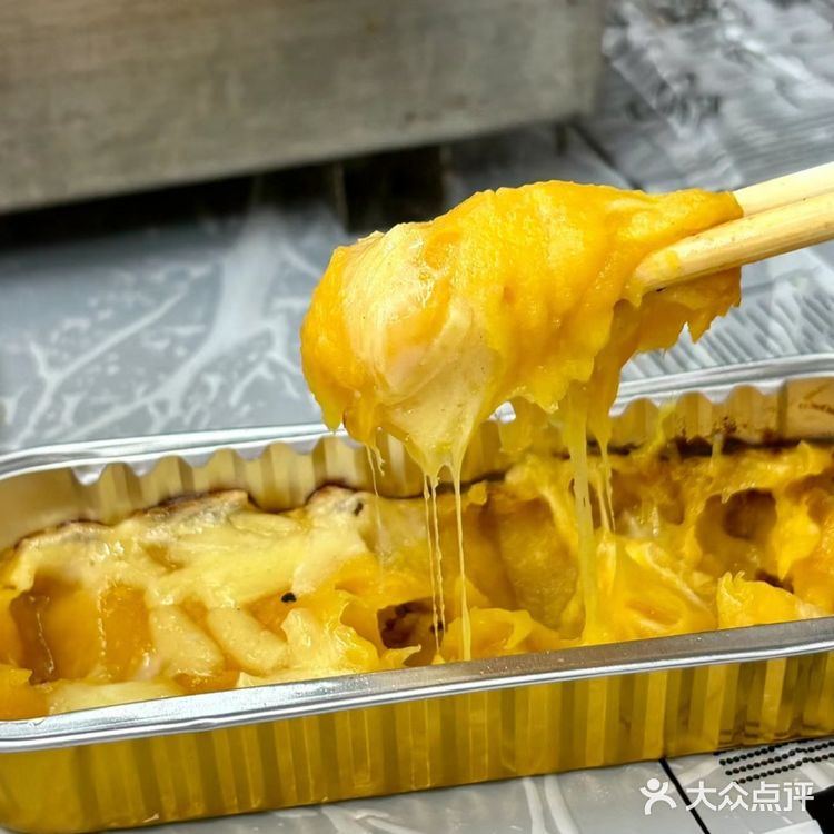 “烟火气中烧烤聚会的乐趣与美味共享”